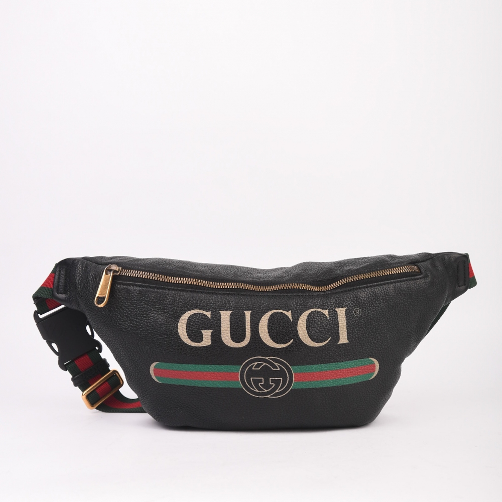 Elegant Gucci shoulder bag (2000) i sort skinn med gulltonet hardware og alle originale deler. Produsert i Italia – en sofistikert og tidløs modell som kombinerer klassisk 2000-tallsdesign med moderne eleganse.
