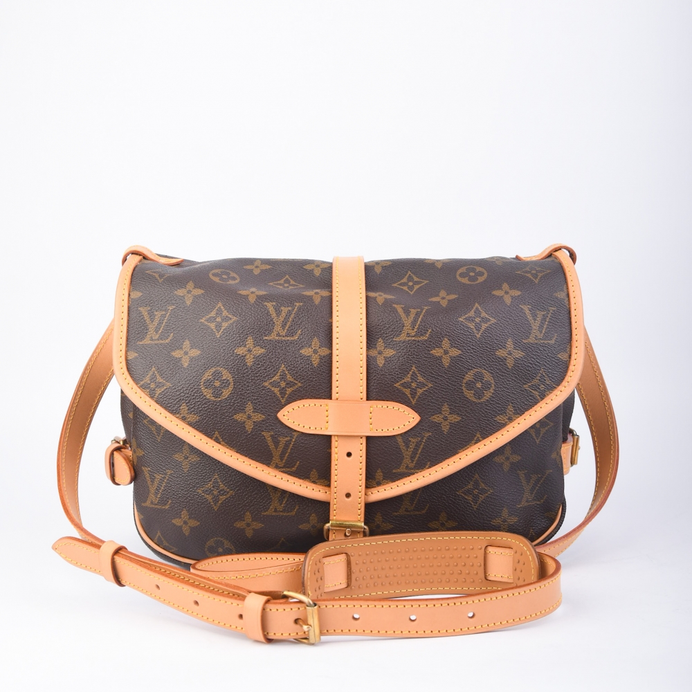 Louis Vuitton Saumur 30 i Monogram Canvas – laget i Frankrike i 1989. Denne modellen er inspirert av tradisjonelle ridevesker, med sin doble lukkemekanisme og praktiske innredning. Et tidløst og elegant valg for deg som ønsker en romslig, men strukturert