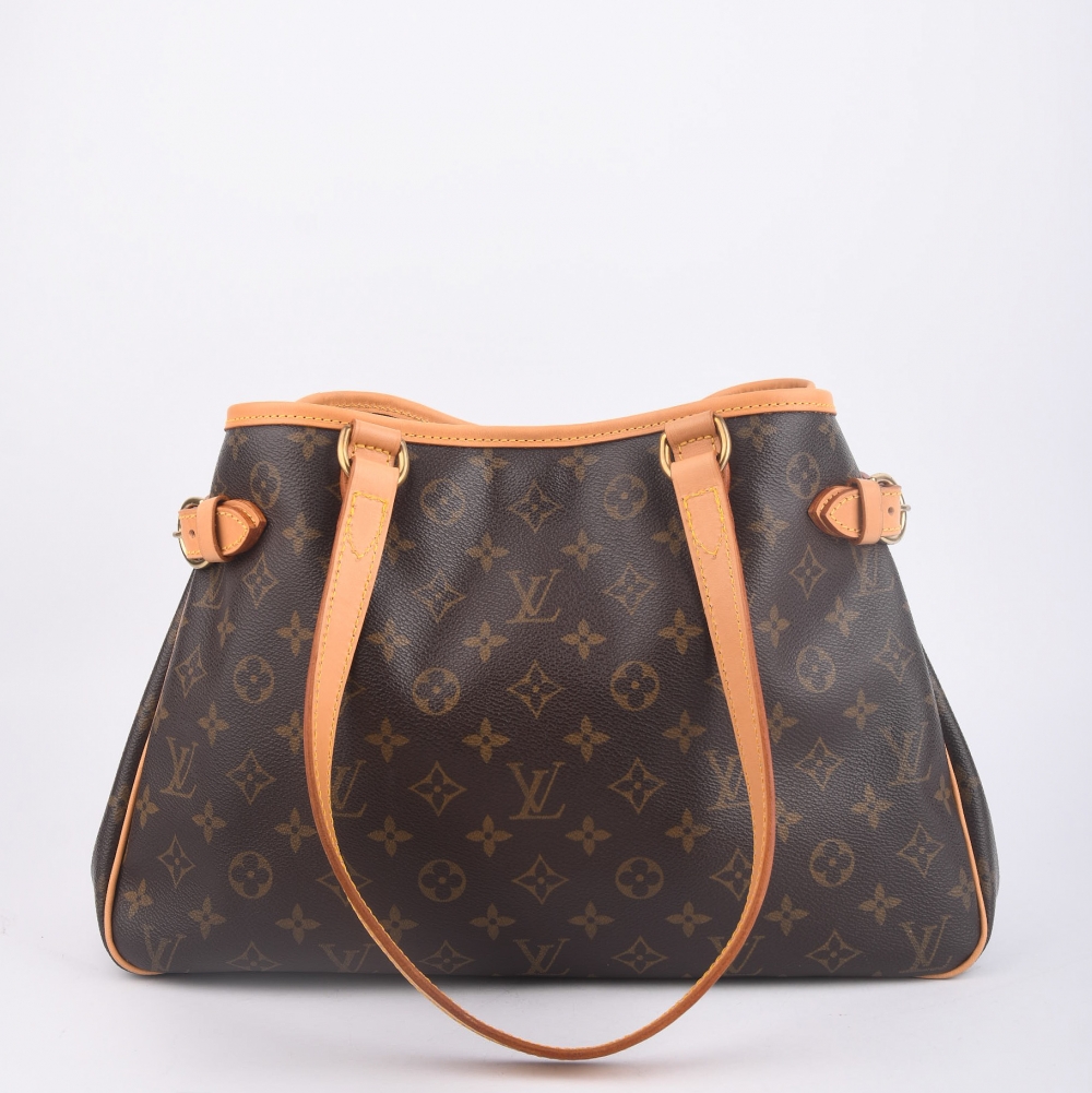 Batignolles Horizontal er en av Louis Vuittons mest praktiske, men samtidig elegante tote-modeller. Den åpne, avlange fasongen gir lett tilgang og god plass, mens monogramcanvaset og skinnkantene skaper en klassisk LV-look.
