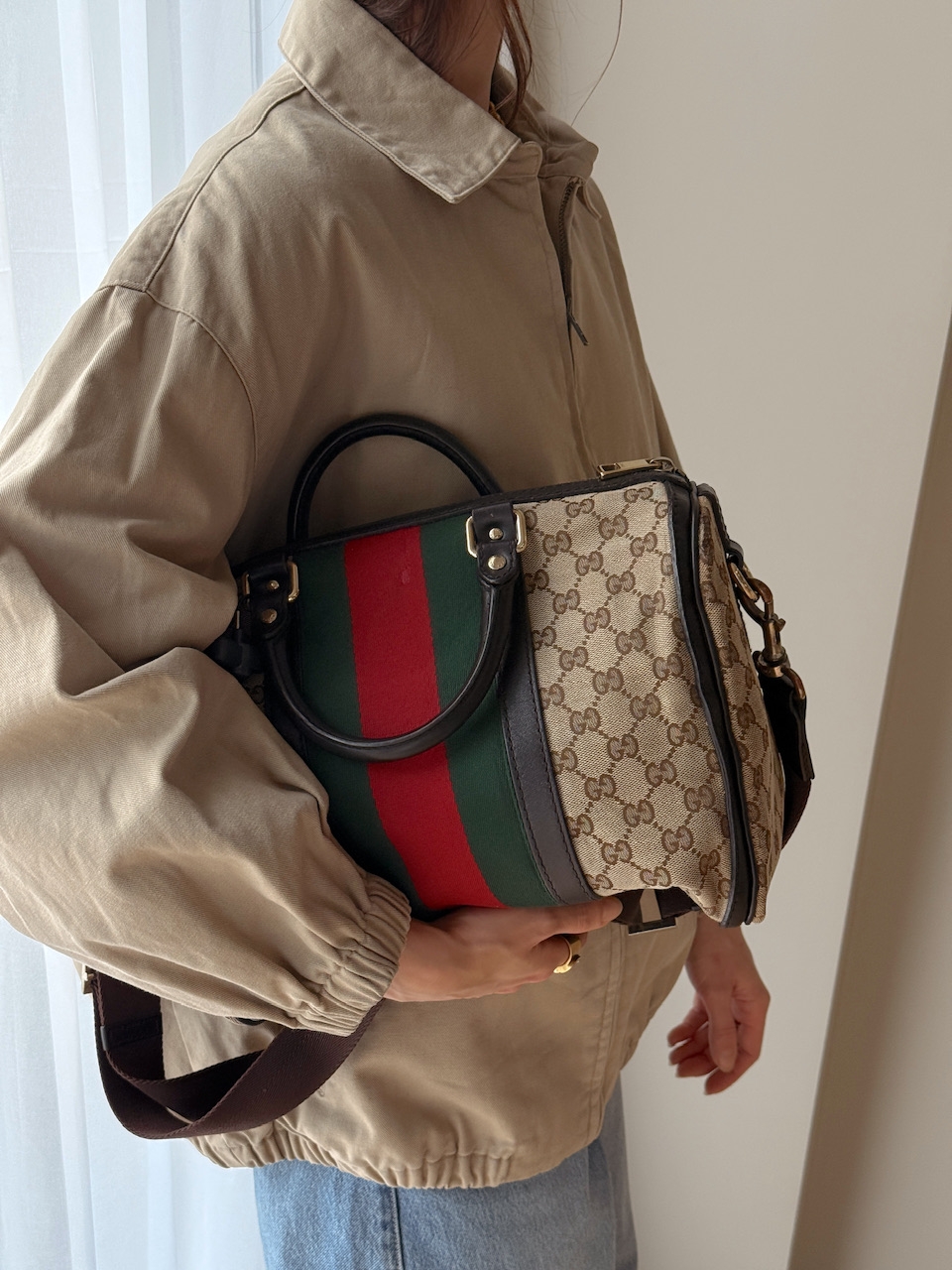Klassisk Gucci Boston Bag i ikonisk GG canvas med den velkjente Sherry Line og gullfarget hardware. En tidløs modell med avrundet silhuett og klassiske Gucci-detaljer.
