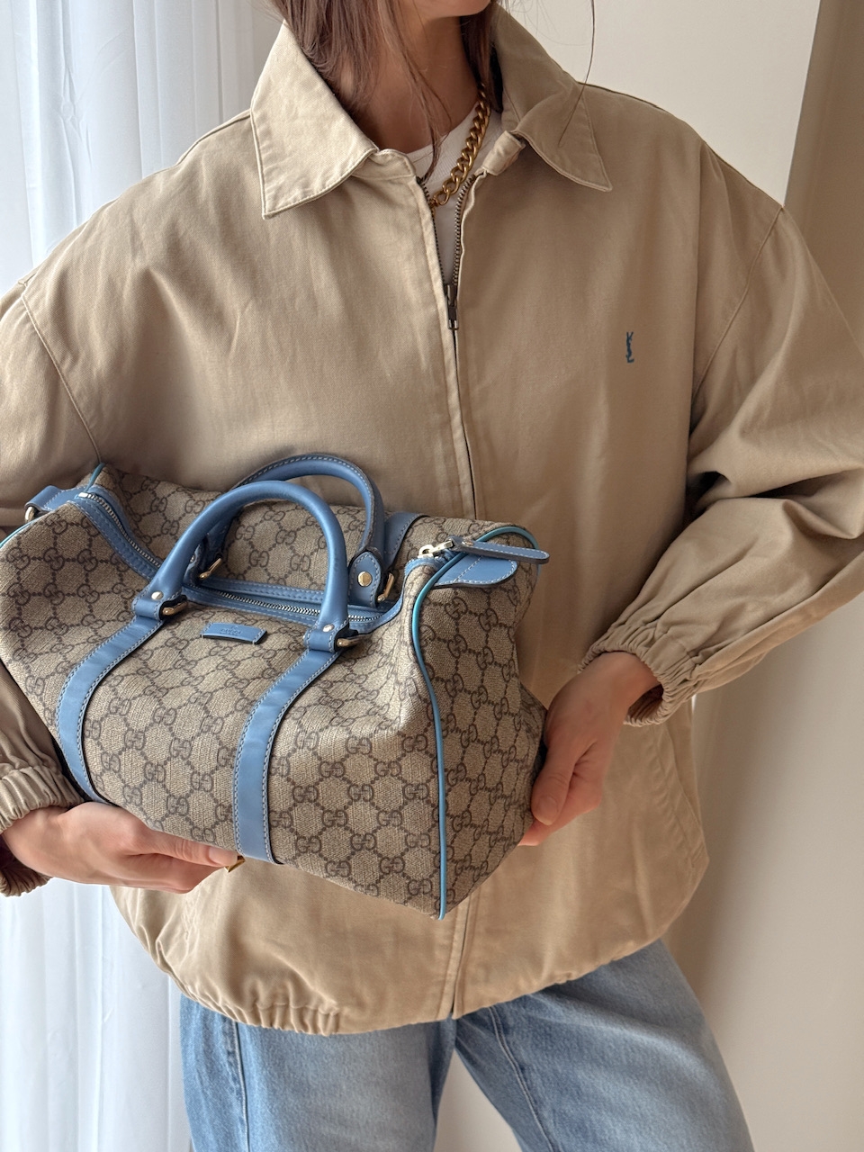 Klassisk Gucci Boston Bag i ikonisk GG monogram canvas med skinn og gullfarget hardware. En tidløs modell med strukturert, Speedy-lignende silhuett.