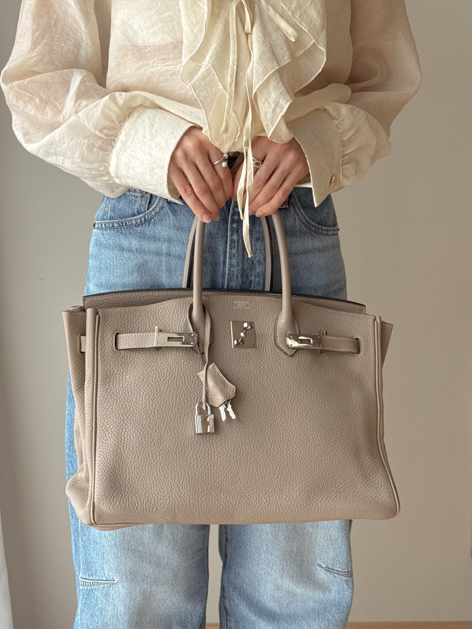 Klassisk Hermès Birkin 35 i eksklusivt Veau Togo-skinn med palladium hardware. En romslig og tidløs veske med strukturert form og ikonisk design.