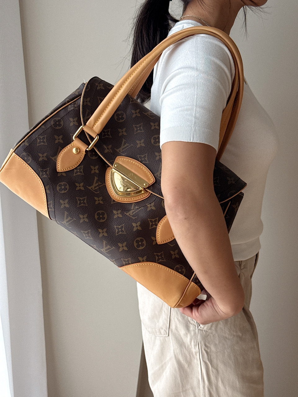 Louis Vuitton Beverly i brun monogram canvas med gulltonet hardware og helt nytt skinn. Produsert i Frankrike – en strukturert og klassisk skulderveske som kombinerer Louis Vuittons elegante uttrykk med praktisk hverdagsbruk.