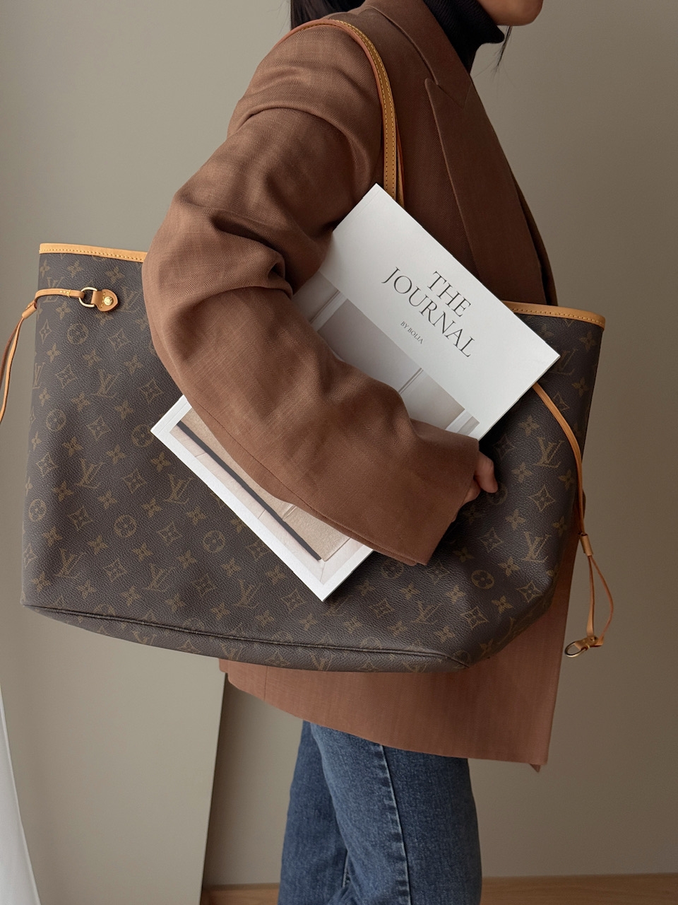 Neverfull er en av Louis Vuittons mest populære modeller og er kjent for sin lette konstruksjon og fleksible design. Den ikoniske canvasen kombinert med nytt skinn gir vesken et oppgradert og eksklusivt uttrykk.