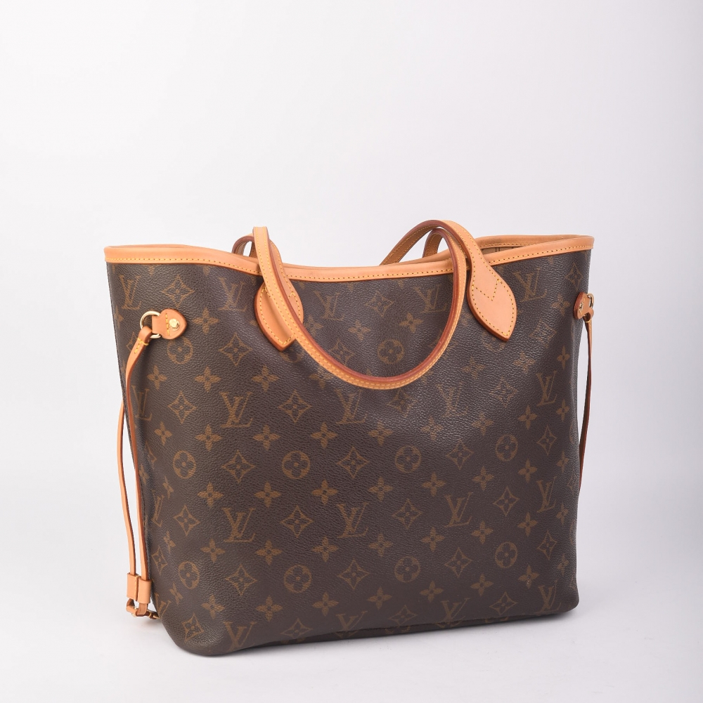 Denne vakre Neverfull MM er et tidløst ikon fra Louis Vuitton – en av merkets mest ettertraktede modeller takket være den perfekte kombinasjonen av letthet, romslighet og elegant silhuett. Utført i klassisk Brown Monogram Canvas 