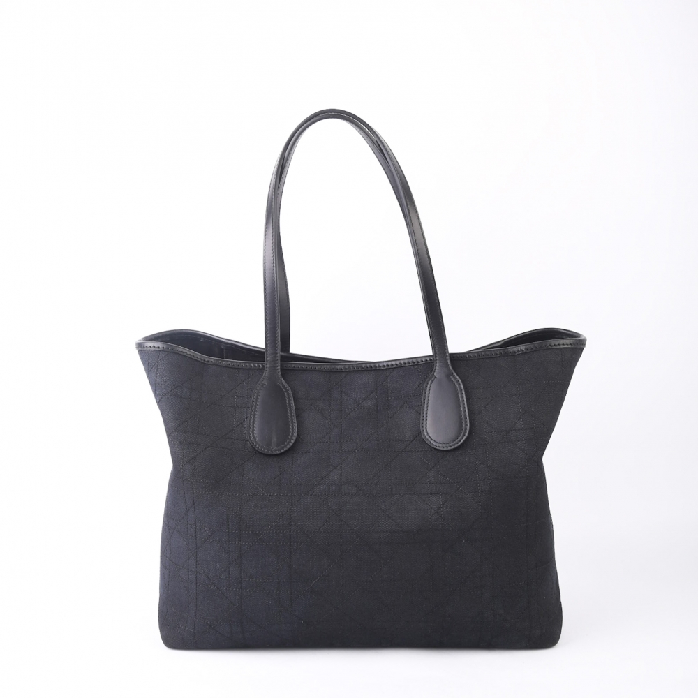 Vintage Dior-veske fra 2005 i sort canvas med sølvfargede detaljer – en tidløs klassiker med diskret luksus. Vesken er med nytt skinn og byr på en minimalistisk, sofistikert look som passer både til hverdags og mer formelle anledninger.