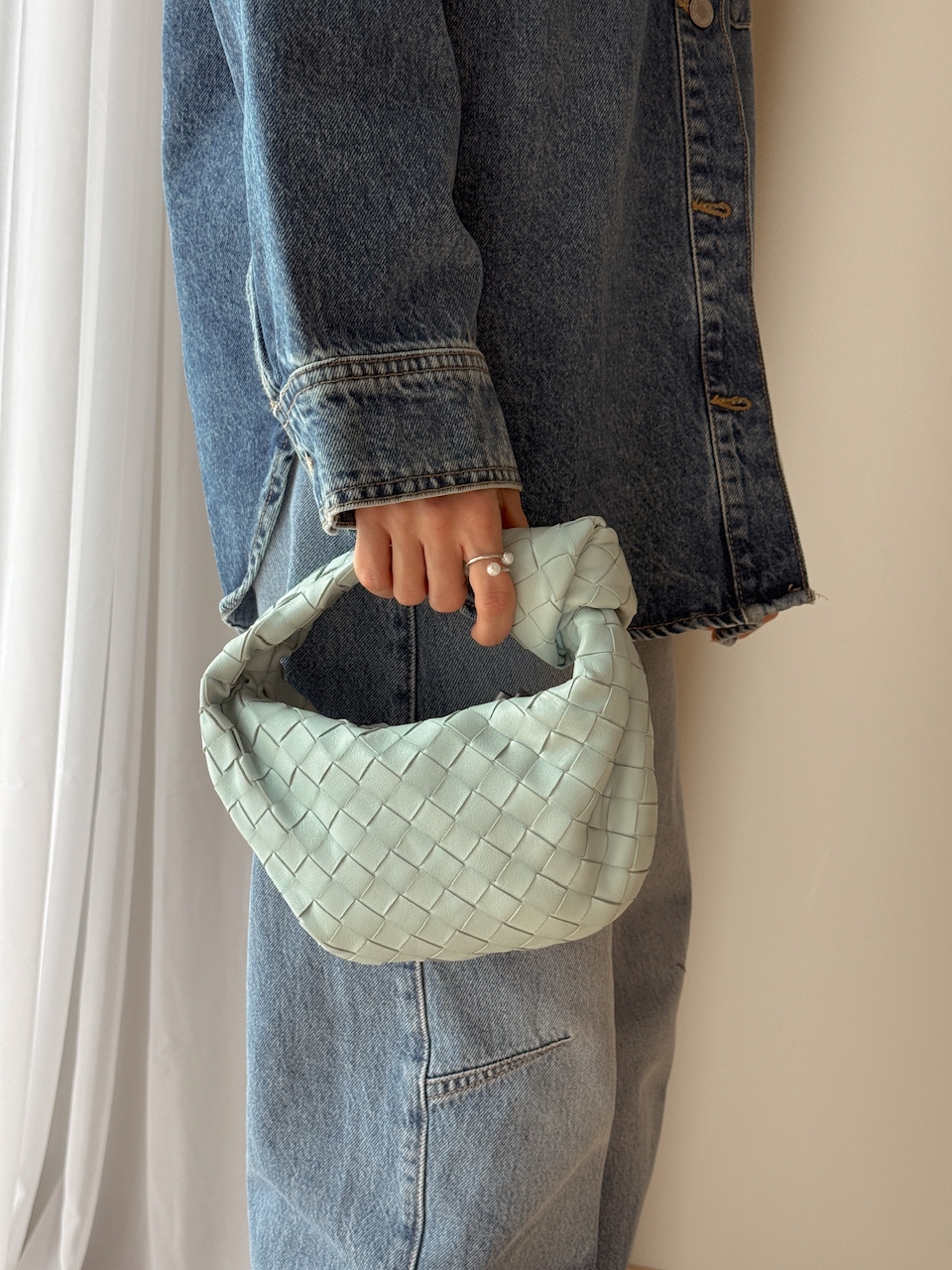 Klassisk Bottega Veneta Mini i mykt lammeskinn i en delikat pastellblå farge med gullfarget hardware. En kompakt og sofistikert veske med luksuriøst uttrykk.
