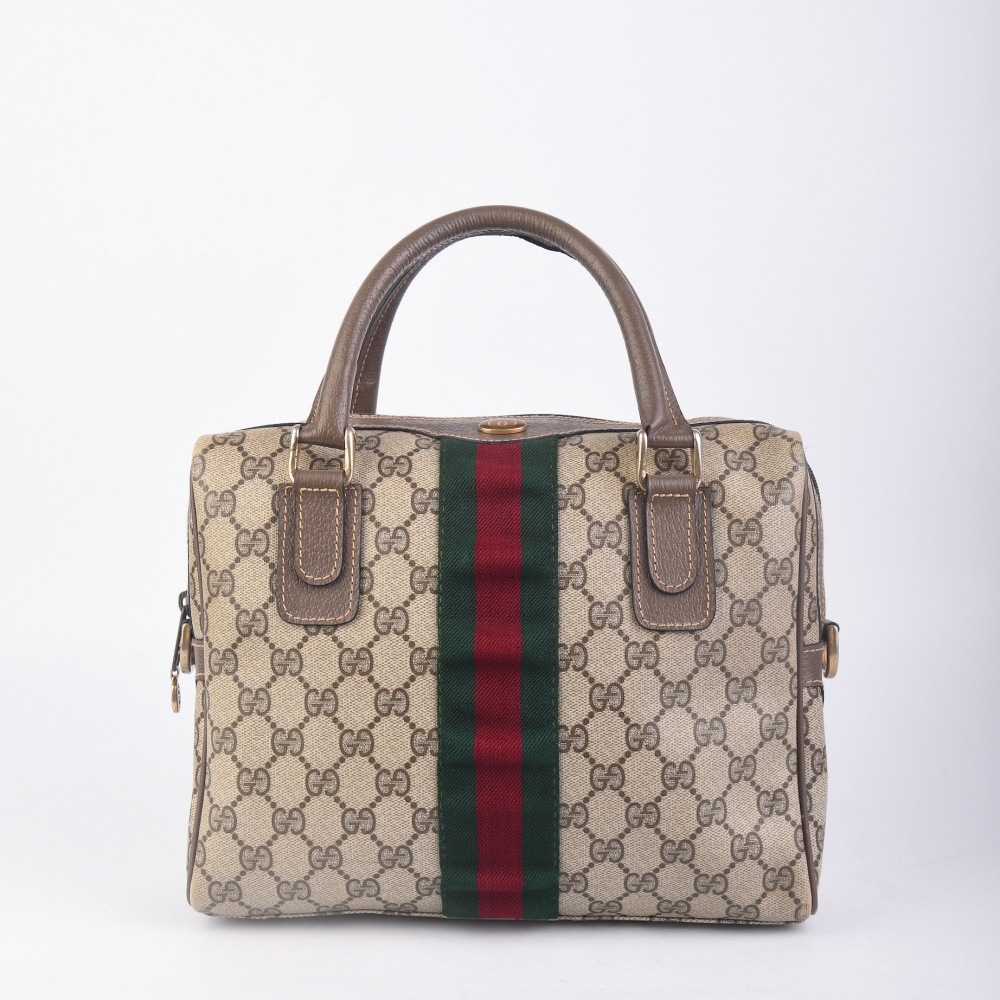 Gucci Boston er en av merkets mest ikoniske og tidløse vesker, kjent for sin strukturerte fasong, romslige interiør og elegante GG-monogram. Denne vintage-modellen fra 1995 kombinerer luksus, praktisk funksjonalitet og klassisk design — perfekt for deg so