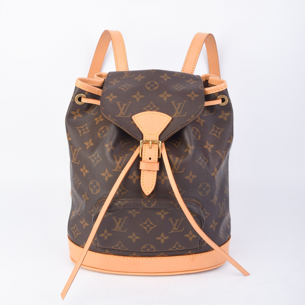 Louis Vuitton Montsouris PM laget i Frankrike i 1997. Denne populære ryggsekken kombinerer funksjonalitet med tidløs design og passer like godt til hverdagsbruk som til reiser. Vesken er profesjonelt restaurert med nytt skinn og fremstår i sv